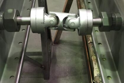 Kardangelenk zur Regelung zweier Klappen